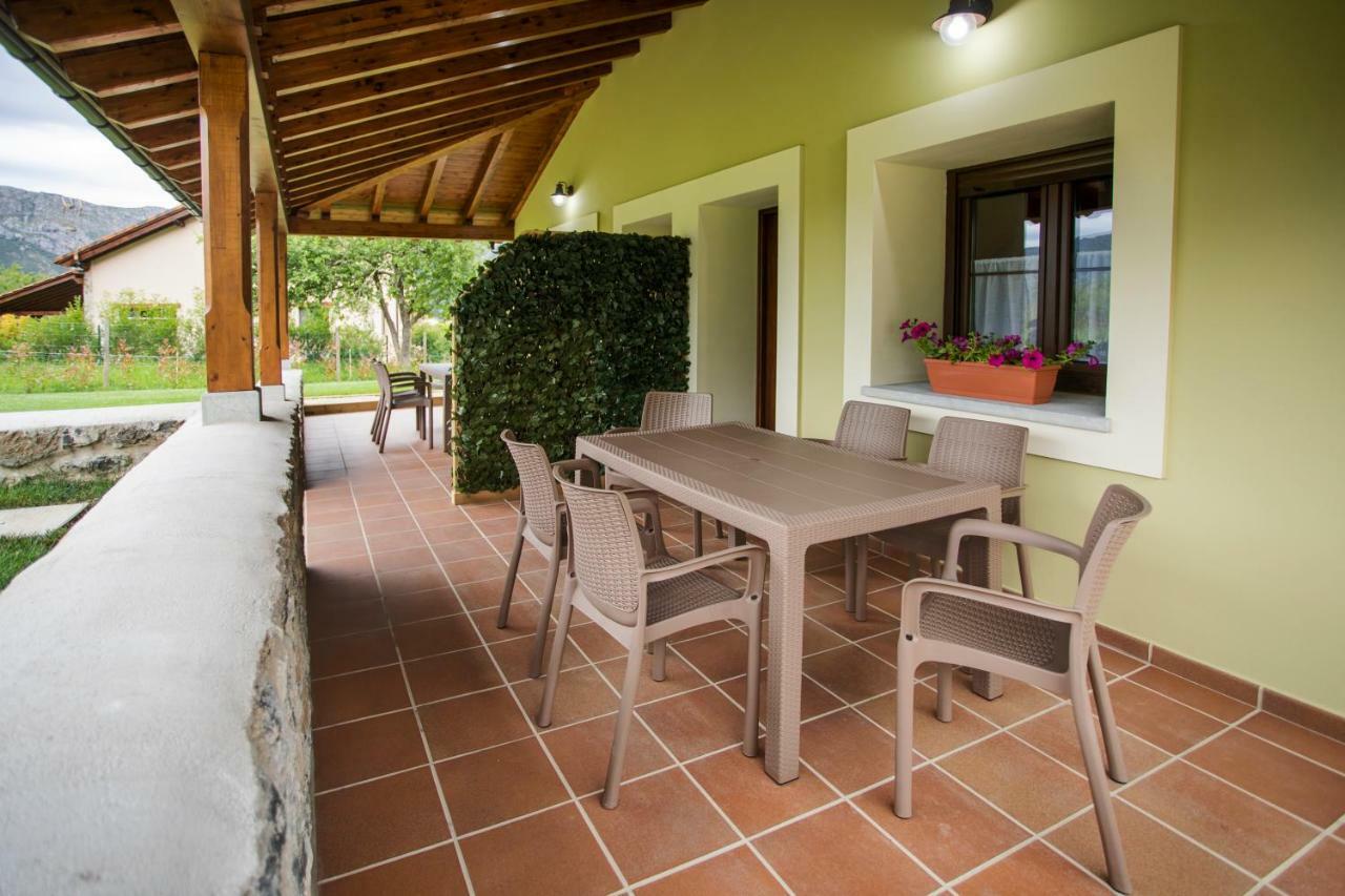 El Campo Mateo Apartamentos Onís Exteriör bild