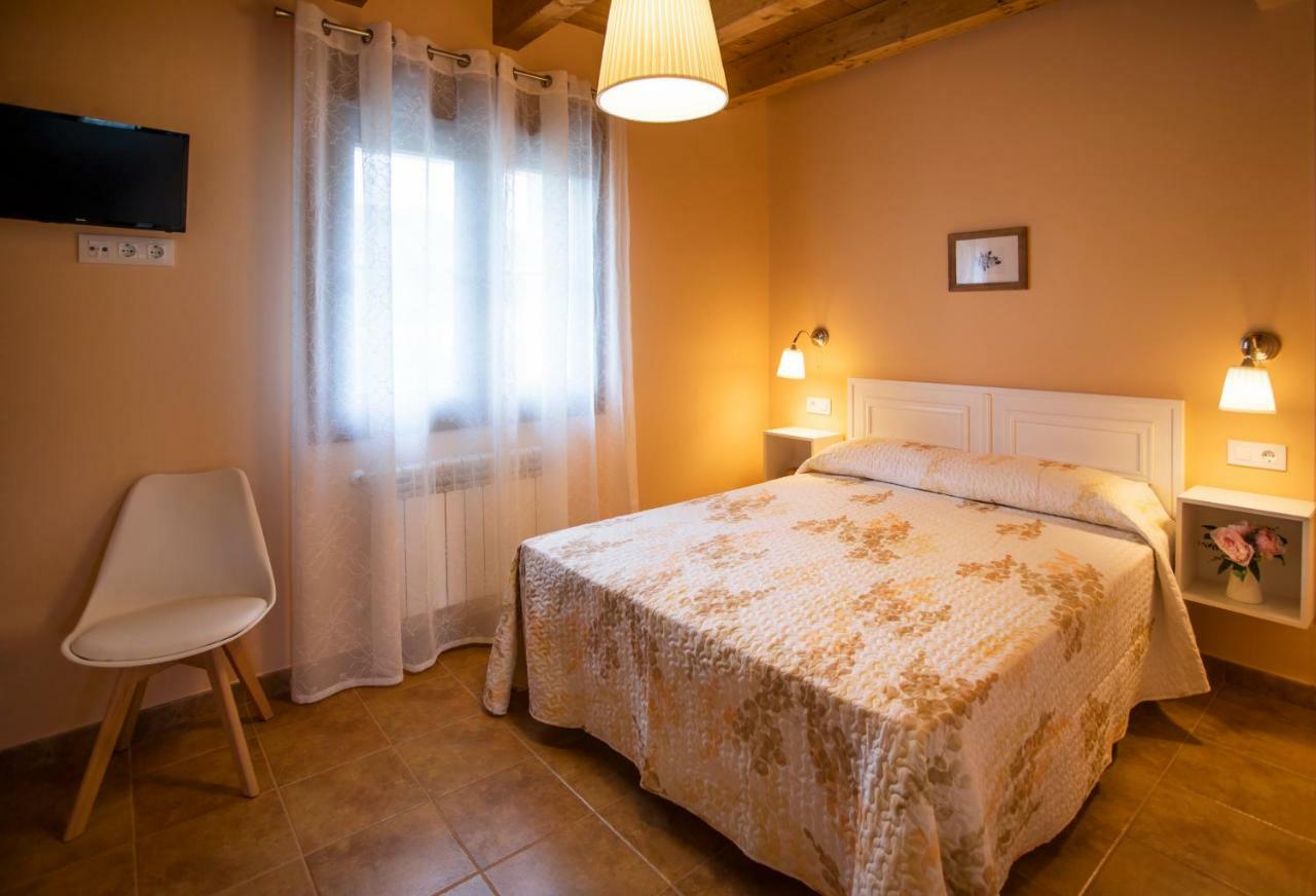 El Campo Mateo Apartamentos Onís Exteriör bild